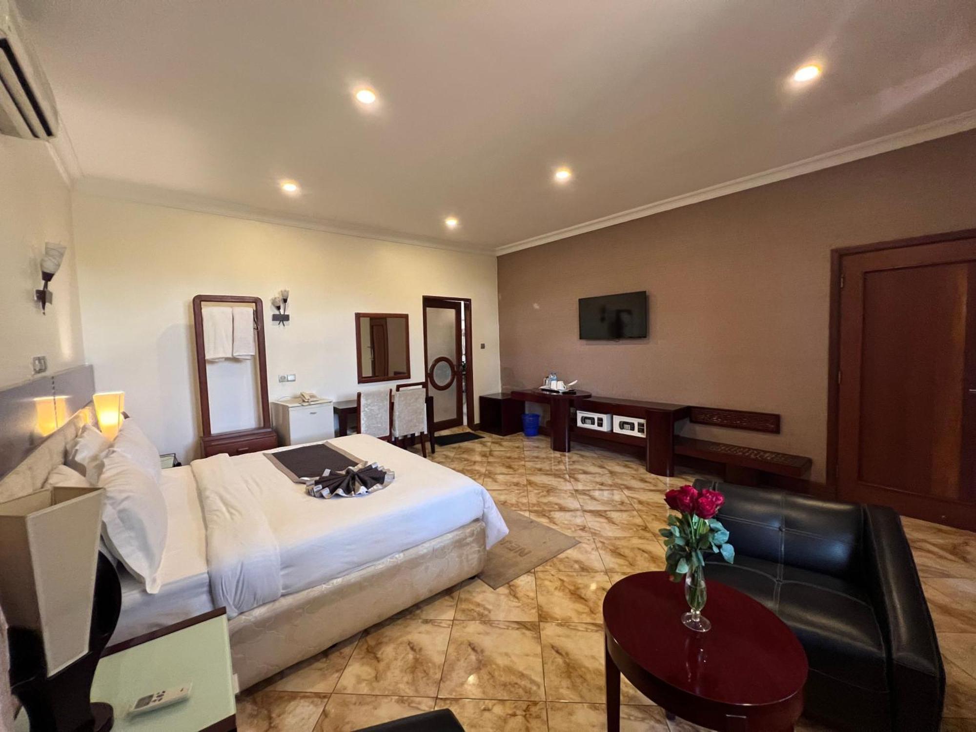 Nejobugg Palace Hotel Nkoanrua Buitenkant foto